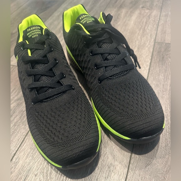 New Men’s sneakers Size 11- Green & Black -Very light and comfortable - Picture 6 of 6